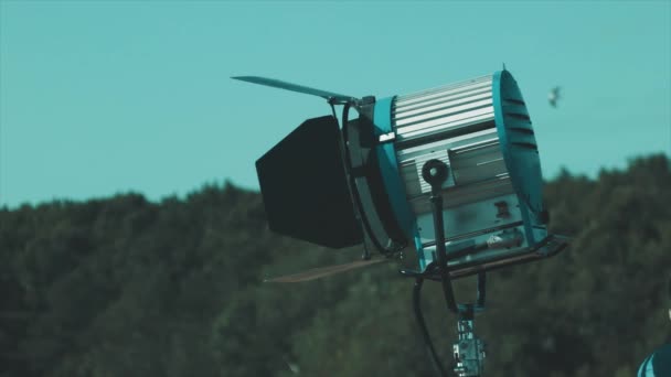 Feixe filme spot de luz na frente do céu e árvores da floresta — Vídeo de Stock