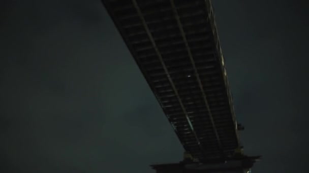 Vue du pont de dessous avec des branches d'arbres sèches pendant la nuit noire — Video