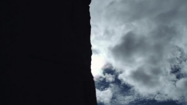 Fabriek pijp silhouet voor bewolkte blauwe hemel op zonnige dag — Stockvideo