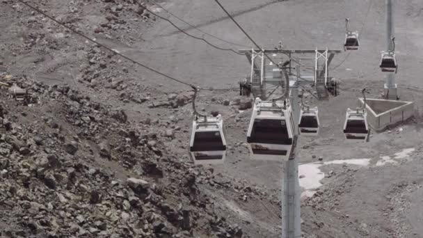 Cabine di risalita Funitel cavalca su cavi in montagne rocciose — Video Stock