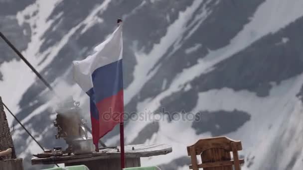 Ondas de bandera rusa en camping de montaña cubierto de nieve — Vídeo de stock