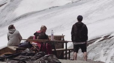 Mürettebat rahatlatıcı, dağlar iz kamp masaya adlı filme