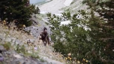 Sakallı genç adam dağda hiking görmek görüş iz