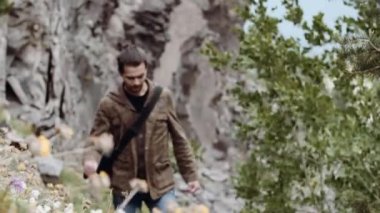 Genç sakallı adam dağda yürüyüş görmek görüş iz