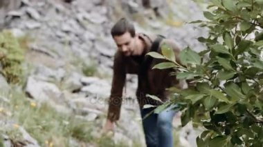 Sakallı genç Dağı'nda dolaşan adam görmek görüş iz