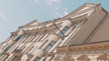 Eski şehir ile beyaz bulutlar mavi yaz göğün altında bina