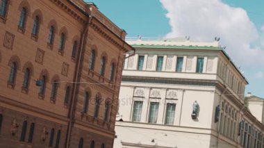 Eski şehri beyaz bulutlar ile mavi yaz göğün altında bina