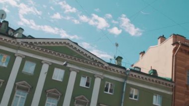 Beyaz bulutlar ile mavi yaz göğün altında eski kasaba evleri