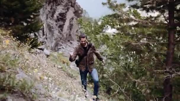 Junger bärtiger Mann wandert auf Bergsee-Aussichtspfad — Stockvideo