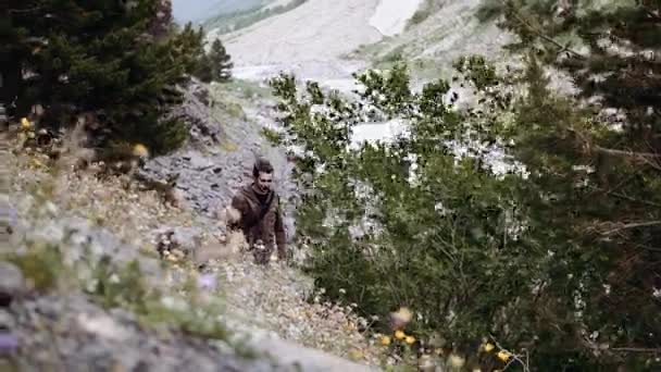 Ung skäggig kille vandring på berget se syn trail — Stockvideo