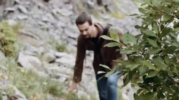 Jovem barbudo caminhando na montanha ver trilha de visão — Vídeo de Stock