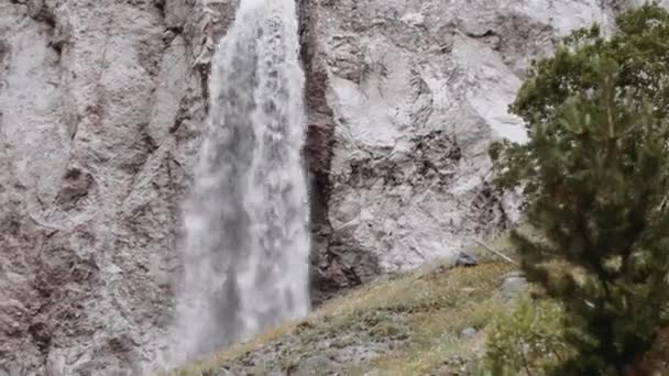 Jeune homme barbu au sentier de randonnée en montagne debout près de la cascade — Video