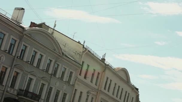 Architecture de la vieille ville sous le ciel bleu de l'été avec des nuages blancs — Video