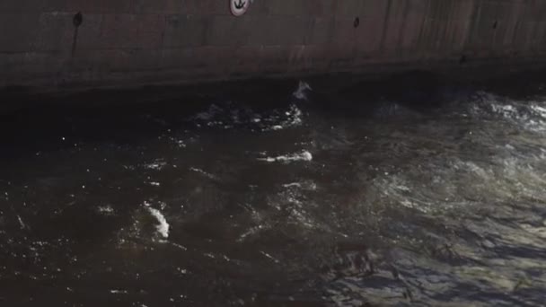 Fluxo de água do rio no centro da cidade velha no dia ensolarado — Vídeo de Stock