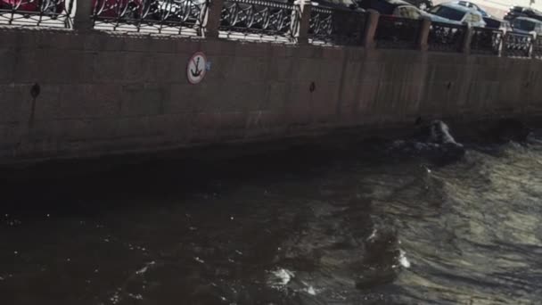 L'eau de la rivière coule dans le centre-ville par une journée ensoleillée 