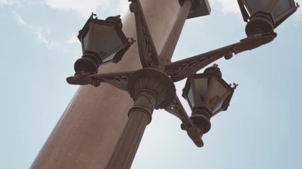 Στήλη του Αλεξάνδρου και φανάρι στην πλατεία Palace στην Αγία Πετρούπολη — Αρχείο Βίντεο