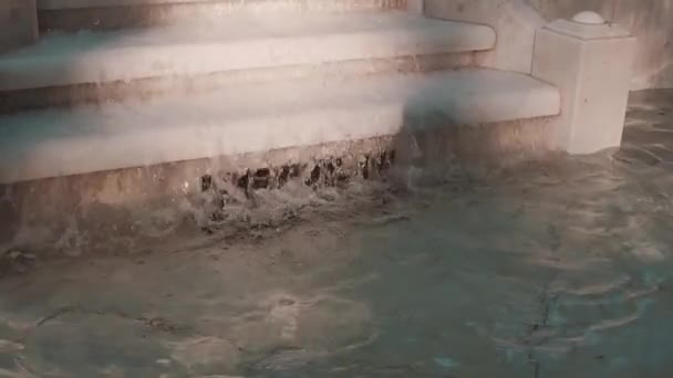 Деталь рабочего мраморного фонтана, текущая вода — стоковое видео