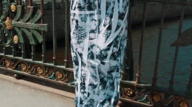 Güzel kız nehir üzerinde güneş ışınlar Şehir Köprüsü, zevk