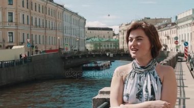 Setin eski şehir merkezinde, benekli elbiseli güzel kız şarkı söylüyor