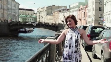 Setin eski şehir merkezinde, benekli elbiseli genç ve güzel kadın şarkı söylüyor