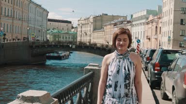 Riverside, eski şehir merkezinde, benekli elbiseli genç ve güzel kadın şarkı söylüyor