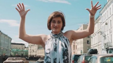 Genç kadın dalga nehir setin şehir eski şehirde hareketli parmaklar eller