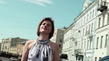 Riverside, eski şehir merkezinde, poz benekli içinde genç ve güzel kadın