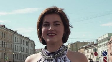 Yazlık elbise eski kasabasında neşeli şarkıcı kız gerçekleştirir