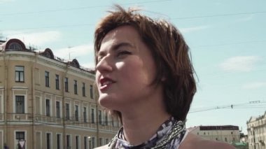 Yazlık elbise eski kasabasında çekici şarkıcı kız gerçekleştirir