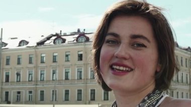 Yazlık elbise eski kasabasında neşeli şarkıcı kadın gerçekleştirir