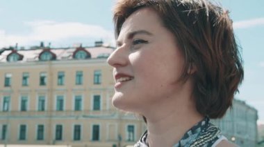 Yazlık elbise eski kasabasında neşeli şarkıcı kadın gerçekleştirir