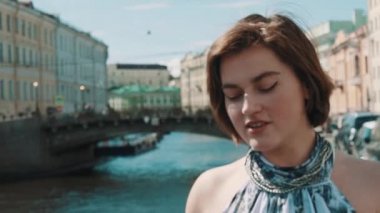 Riverside, eski şehir merkezinde, içinde benekli üzgün genç kadın şarkı söylüyor