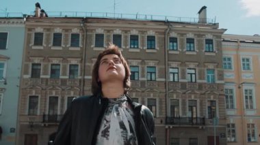 Siyah deri ceketli eski şehirde güzel şarkıcı kız gerçekleştirir