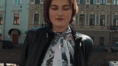 Siyah deri ceketli eski şehirde güzel şarkıcı kadın gerçekleştirir