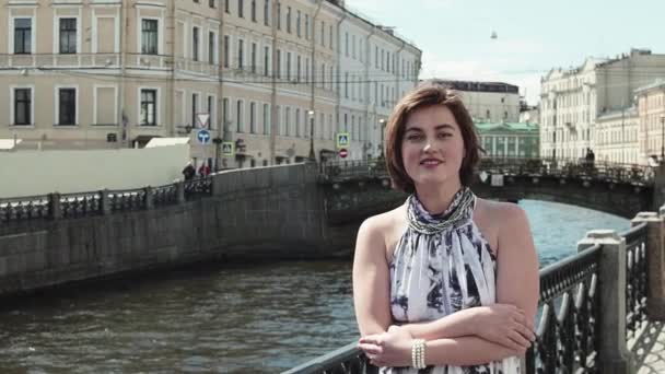 Foltos ruha vidám lány énekel mentén vízparti régi város központjában — Stock videók