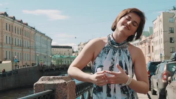 Junge Frau schöne Handbewegung am Ufer des alten Stadtflusses — Stockvideo