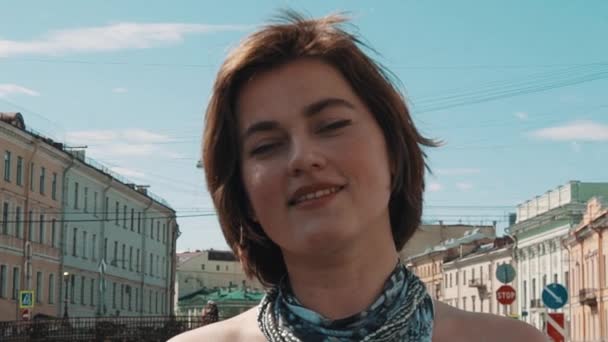 Krásná zpěvačka dívka provádí ve starém městě v letních šatech — Stock video