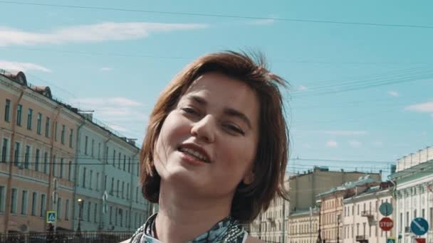 Smuk sanger pige udfører i gamle bydel i sommerkjole – Stock-video