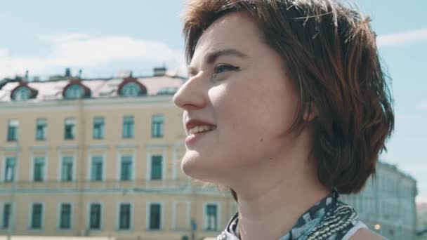 Радісна співачка виступає в старому місті в літній сукні — стокове відео