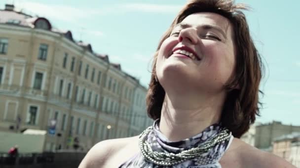 Красивая певица выступает в старом городе в летнем платье — стоковое видео
