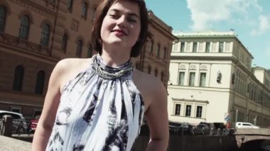 Eski şehir merkezi Nehri boyunca ışık içinde neşeli kadın şarkı söylüyor