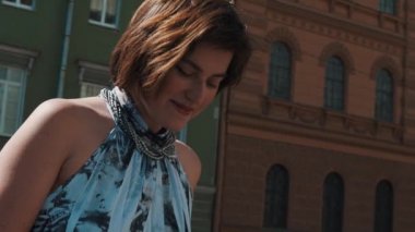 Yazlık elbise eski kasabasında neşeli vokalist kız gerçekleştirir