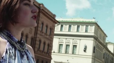 Yazlık elbise eski kasabasında neşeli vokalist kız gerçekleştirir