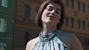 Yazlık elbise eski kasabasında güzel şarkıcı kız gerçekleştirir