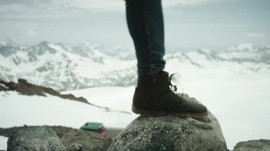 Gezgin ayaklarda deri ayakkabı stomps karlı dağ manzaralı manzaraya kayaya