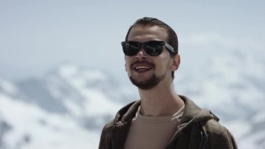 Genç adam dağ Zirvesi doğal görünümü görünümü ile güneş gözlüğü sakallı