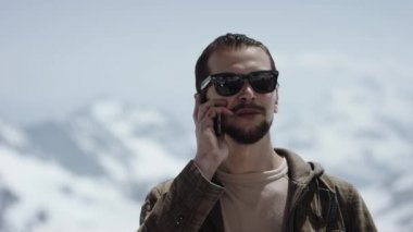 Telefonda konuşurken doğal manzaralı dağ tepe adam genç sakallı