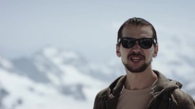 Genç adam doğal görünümü ile hip-hop hamle rap ile dağın tepesinde, sakallı