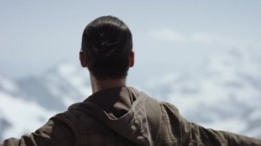 Rap etrafında dönerek doğal manzaralı dağ tepe adam genç sakallı