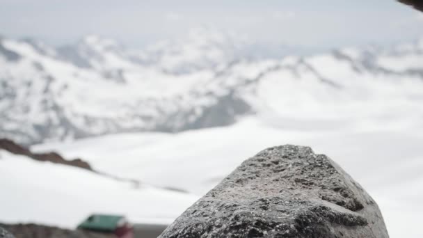 Avventuriero piedi in pelle scarpone calponi su pietra a vista panoramica montagna innevata — Video Stock